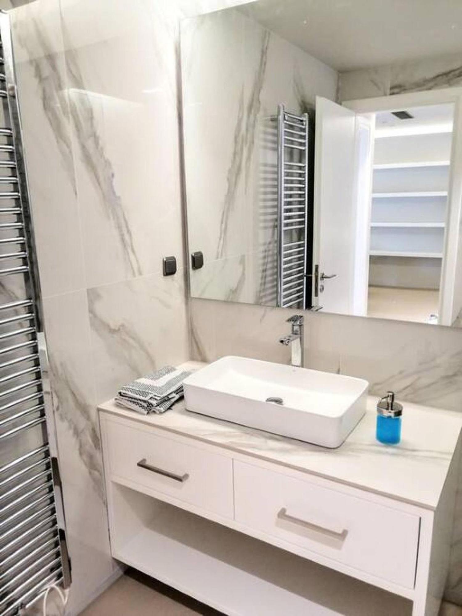 Luxurious Minimal Apartment In Acropolis Aten Exteriör bild